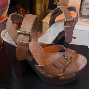 LIKE NEW candies womens sz 7.5 chunky strappy 4” tan heels